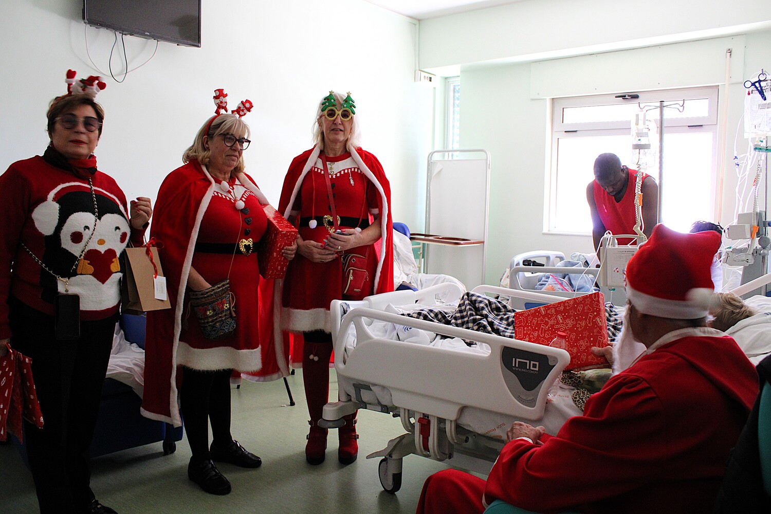 Crianças hospitalizadas no Hospital de Faro recebem visita solidária do Lions Clube